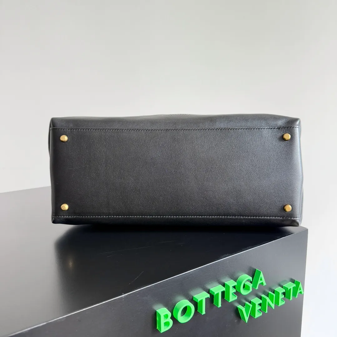 Batch 2360 BottegaVeneta Latest Ciao Ciao Bag Silky cowhide two-way flap handbag with signature twist detail, hidden hook closure, flap can be fastened to the front or attached to the INTRECCIATO woven interior pocket, comes with an adjustable and detachable crossbody strap, interior compartment, and also features a zippered pocket. The surprise flap has various shapes. Style 1 - Cover the bag surface and expose the knot decoration. Style 2 - Place the flap inside the bag. A buckle is also designed. Style 3 - The U-shaped position of the top handle in the hand bag. Style No.: 817231 Size: 34*26*15cm